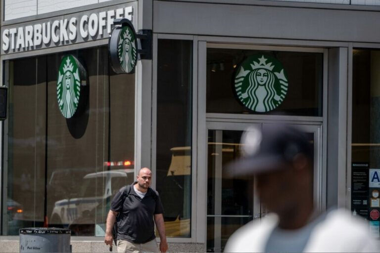 Starbucks To Close Hundreds Of Stores and To Lay Off 900 Workers