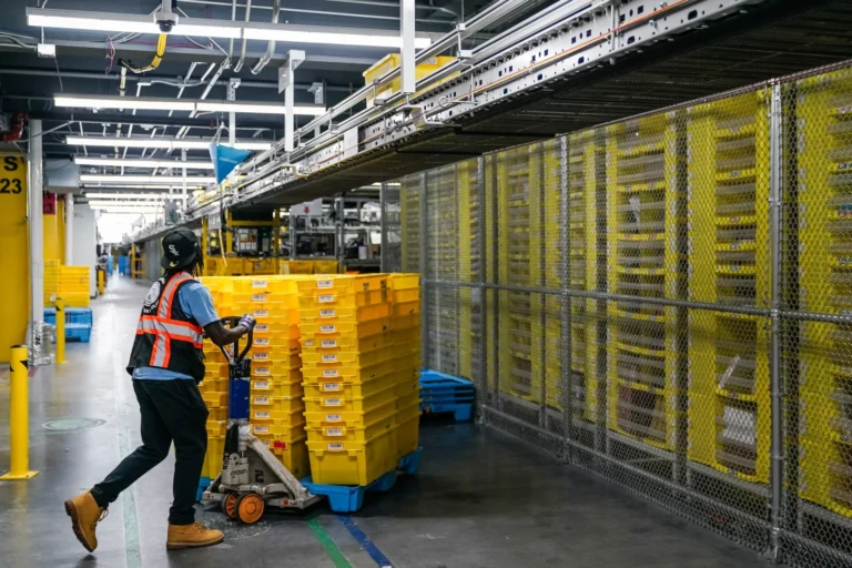 Amazon Aims to Hire 250,000 Workers for Holiday Season