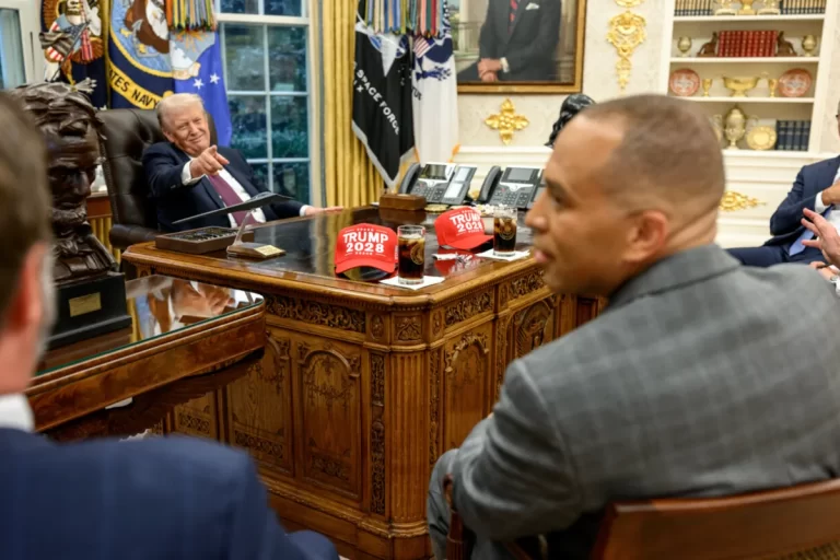 “Oval Meeting Fails — but Trump’s ‘2028’ Hats Steal Spotlight”