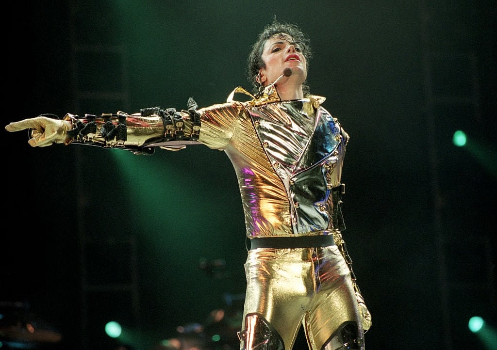 Michael Jackson performs on stage during is “HIStory” world tour concert at Ericsson Stadium November 10, 1996 in Auckland, New Zealand. (Photo by Phil Walter/Getty Images) – Credit: Photo Phil Walter / Getty Images