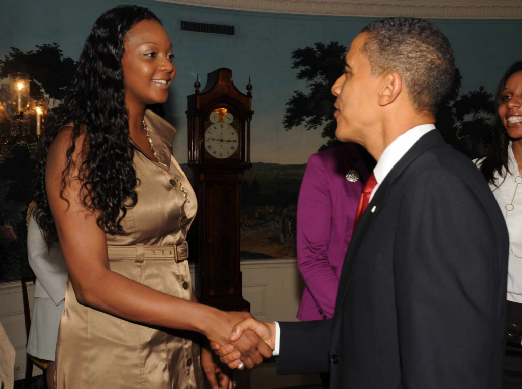 Kara Braxton meets President Barack Obama while playing for Detroit Shock in 2009.
Allen Einstein/NBAE via Getty