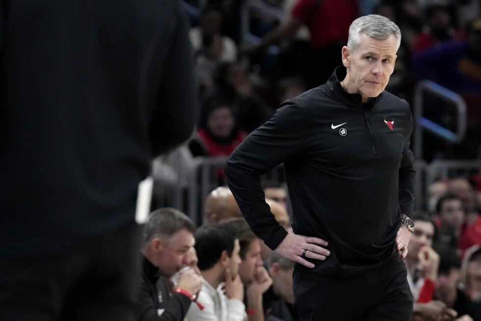 Chicago Bulls head coach Billy Donovan, right, looks at San Antonio Spurs head coach Gregg Popovich during the second half of an NBA basketball game. in Chicago, Monday, Jan. 6, 2025. (AP Photo/Nam Y. Huh)