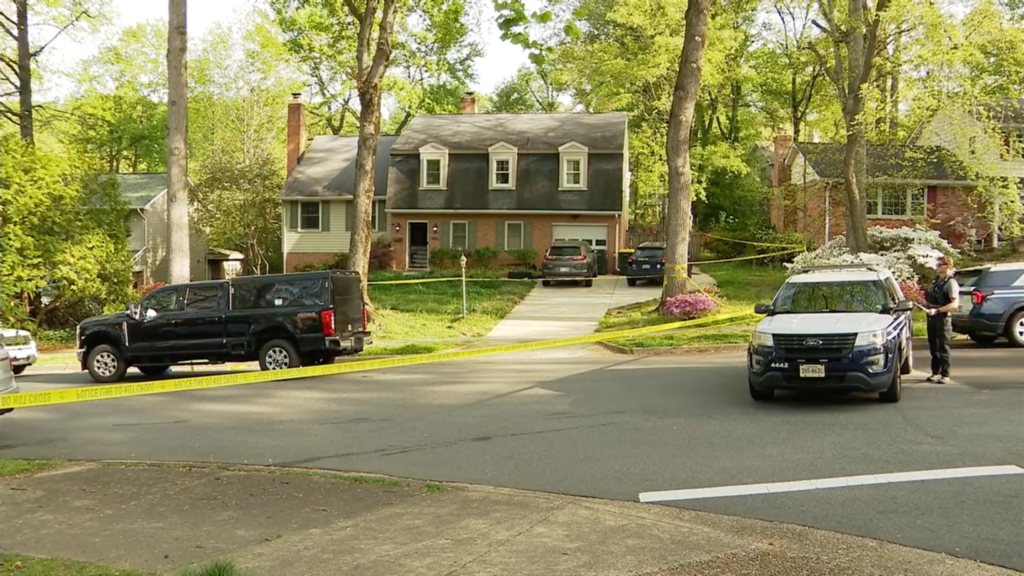 Police investigate the scene of an apparent domestic-related shooting early Thursday, April 16, 2026 in Annandale, Va. (WJLA vía AP)