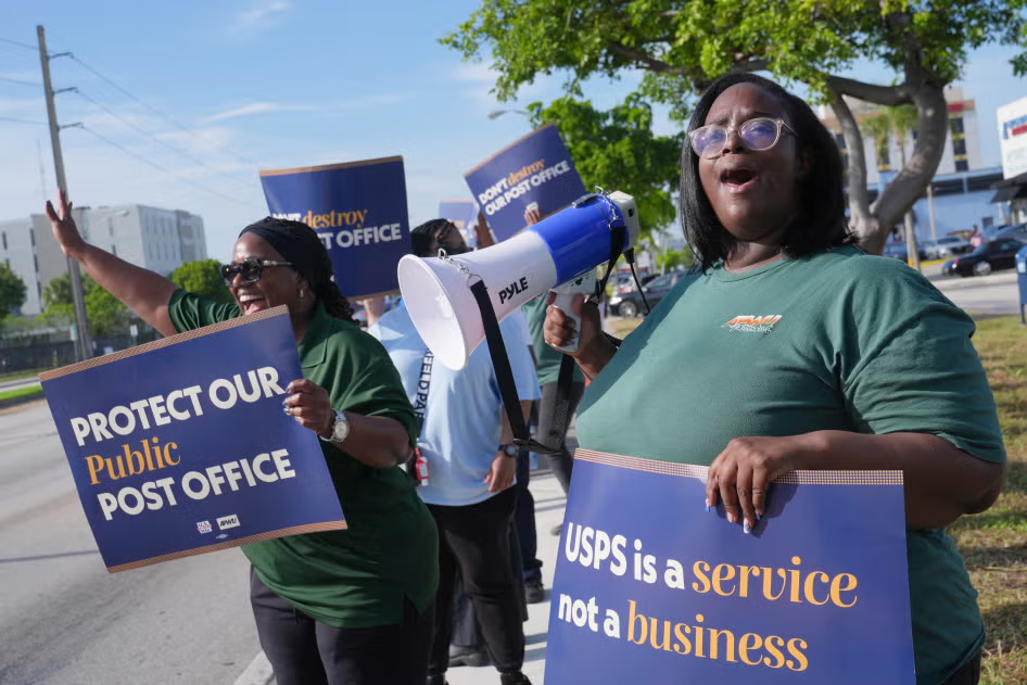 People demonstrate against proposed changes to the US Postal Service and President Donald Trump's executive order regarding mail-in ballots, Miami, Florida, July 28, 2026. © 2026 Marta Lavandier/AP Photo
